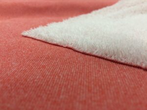 マイクロプラスチックの原因のひとつ「繊維くず」の排出を抑制する衣料用テキスタイル